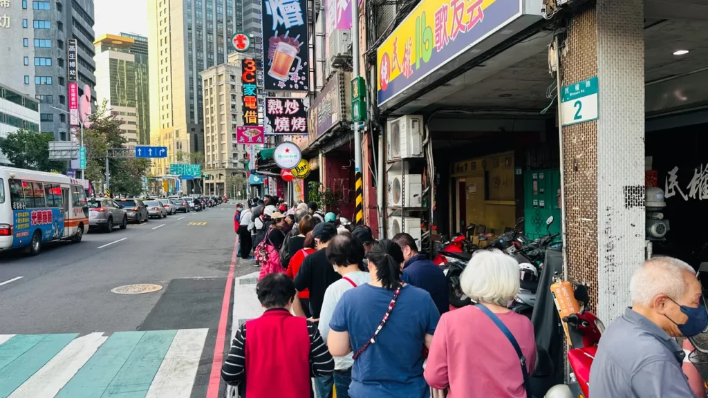 現場不到四點就排起長長的隊伍,現場排隊民眾超過百人,板橋區民族里里長葉成和也在現場協助發送。