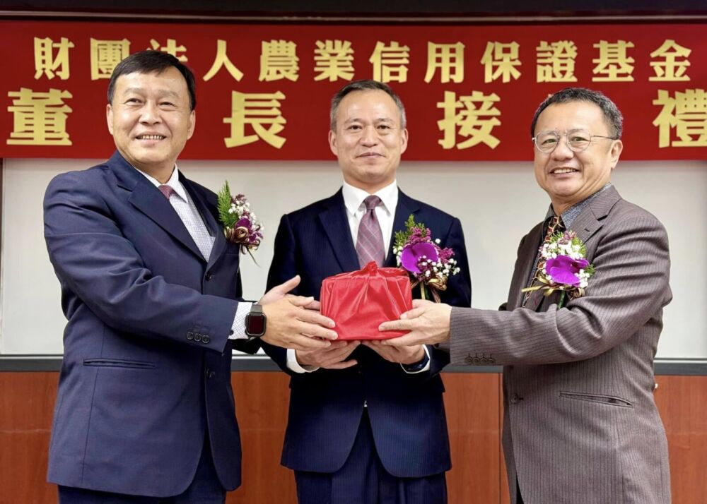 賴坤成接任農業信保董事長 陳瑩既感佩又不捨 202 賴坤成接任農業信保董事長 陳瑩既感佩又不捨 201