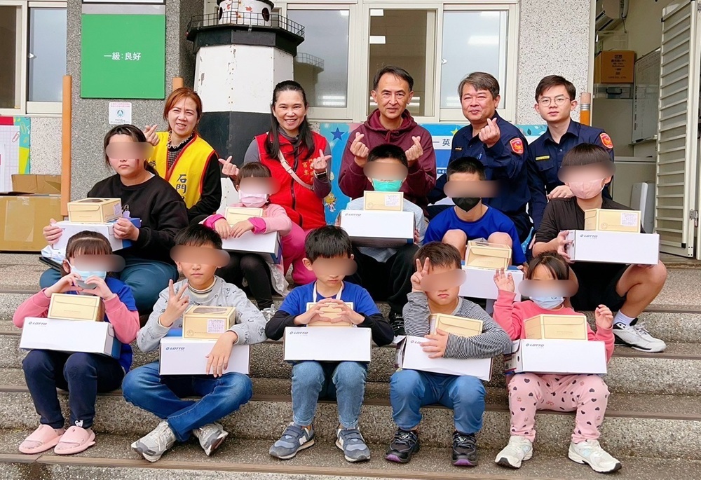 新學期贈新鞋 金山警攜手石門觀明宮送愛心 203 248250312a05