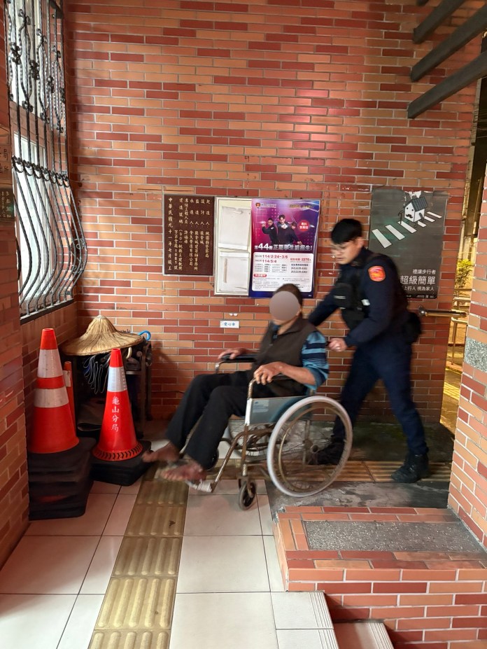 7旬翁深夜赤腳獨走街頭 龜山警靠「這招」助返家 63 S 377987136