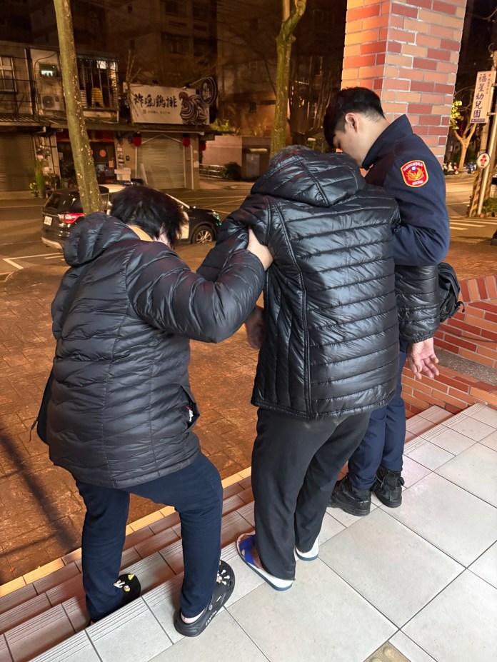 7旬翁深夜赤腳獨走街頭 龜山警靠「這招」助返家 64 S 377987137