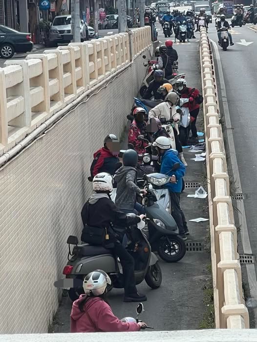疑「地面異物」釀禍!30歲女騎地下道壓到慘摔 65 S 75415557