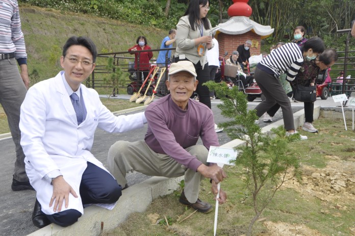 樂生醫「愛樂園」搬遷整建完工 植樹節種樹思念故人 66 樂生醫院王偉傑院長左與漢生人權委員、院民陳水發一同植樹。樂生醫院提供