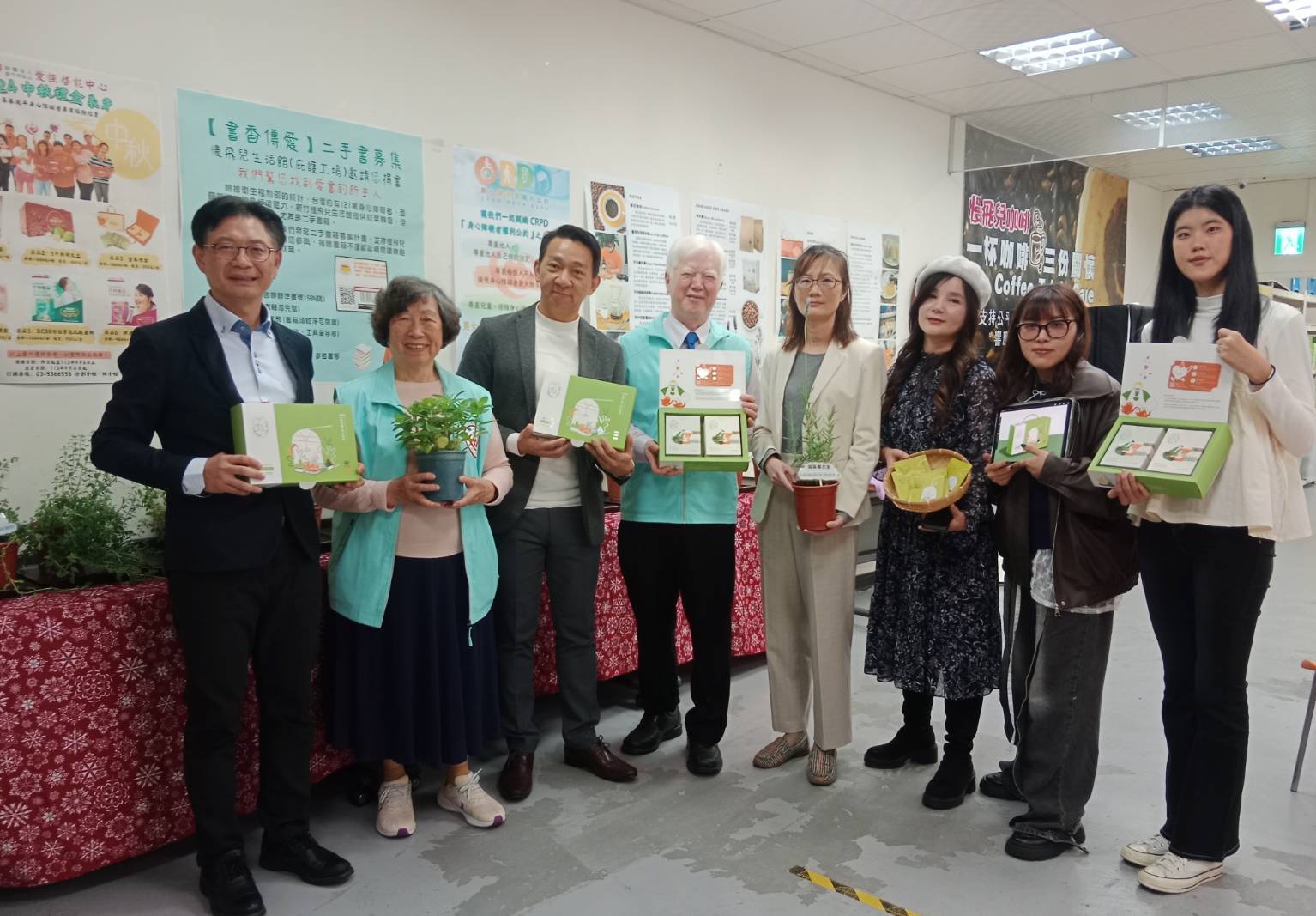 新竹慢飛兒中心董事長戴耀賽(中),感謝冠軍建材與聯合大學攜手共同打造愛的品牌。(圖/記者黃溎芬攝影)