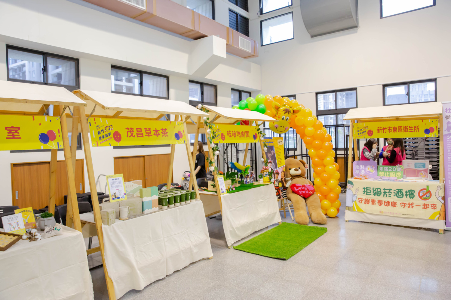 現場設置多元攤位,涵蓋健康諮詢、反詐騙宣導及青年發展資訊,提供實用資源,吸引青年熱情參與。(圖/記者林照東翻攝)