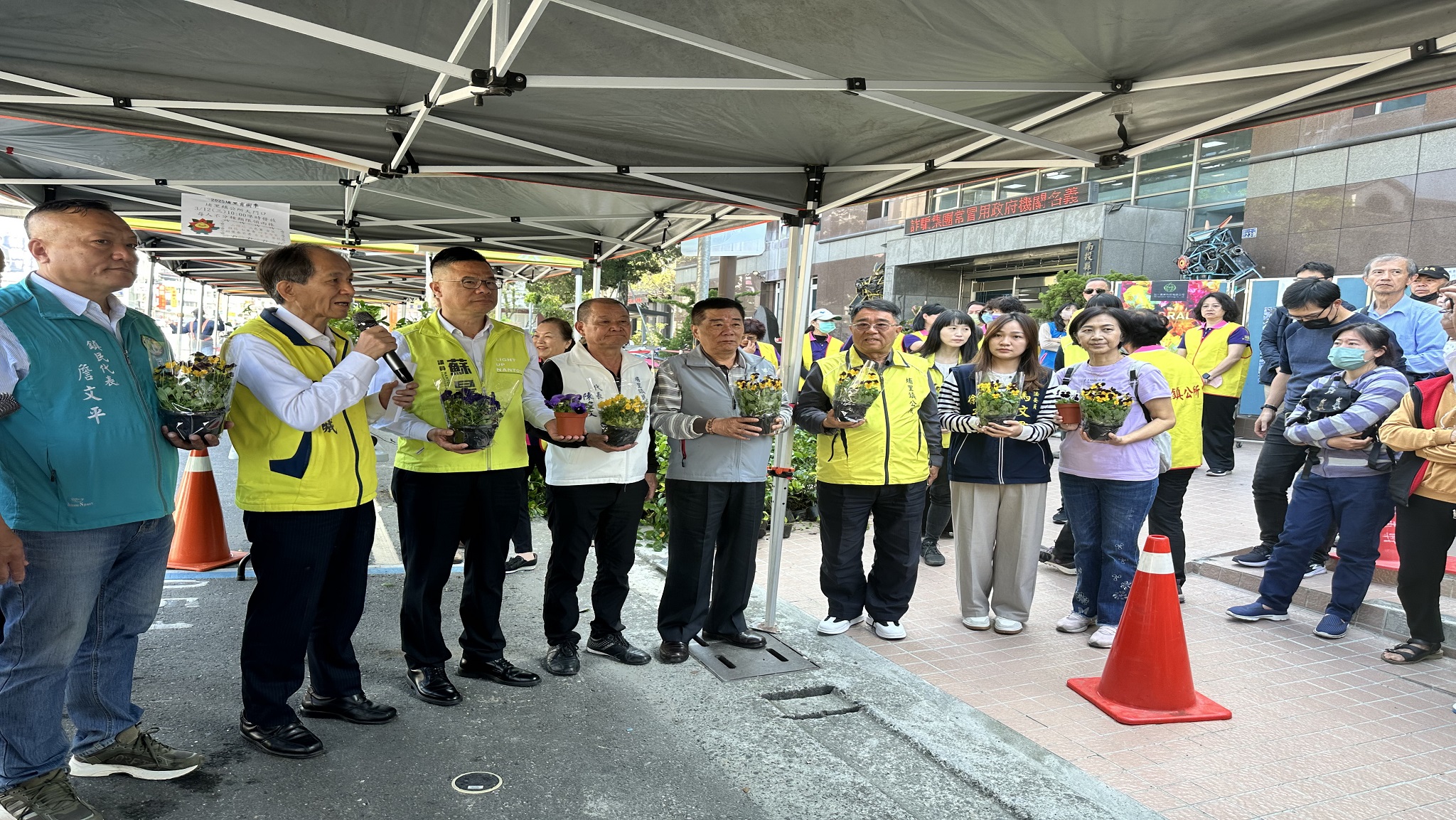植樹節埔里鎮公所免費送樹苗,民眾排隊領取響應種樹減碳護地球 - https://www.watchmedia01.com