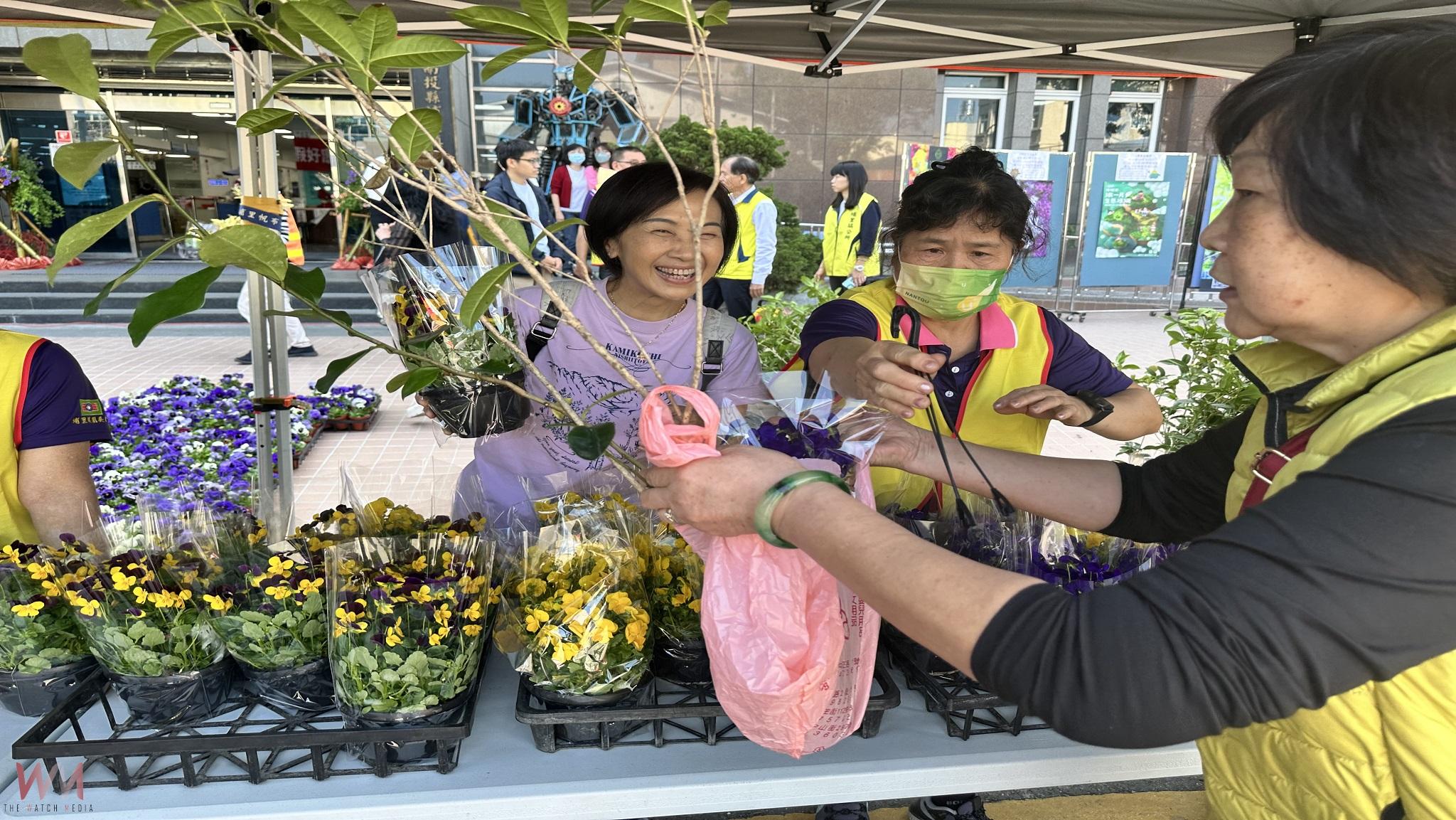 植樹節埔里鎮公所免費送樹苗,民眾排隊領取響應種樹減碳護地球 - https://www.watchmedia01.com