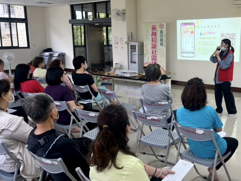 圖文:臺中郵局至後驛社區大學舉辦金融保險及防詐知識講座。