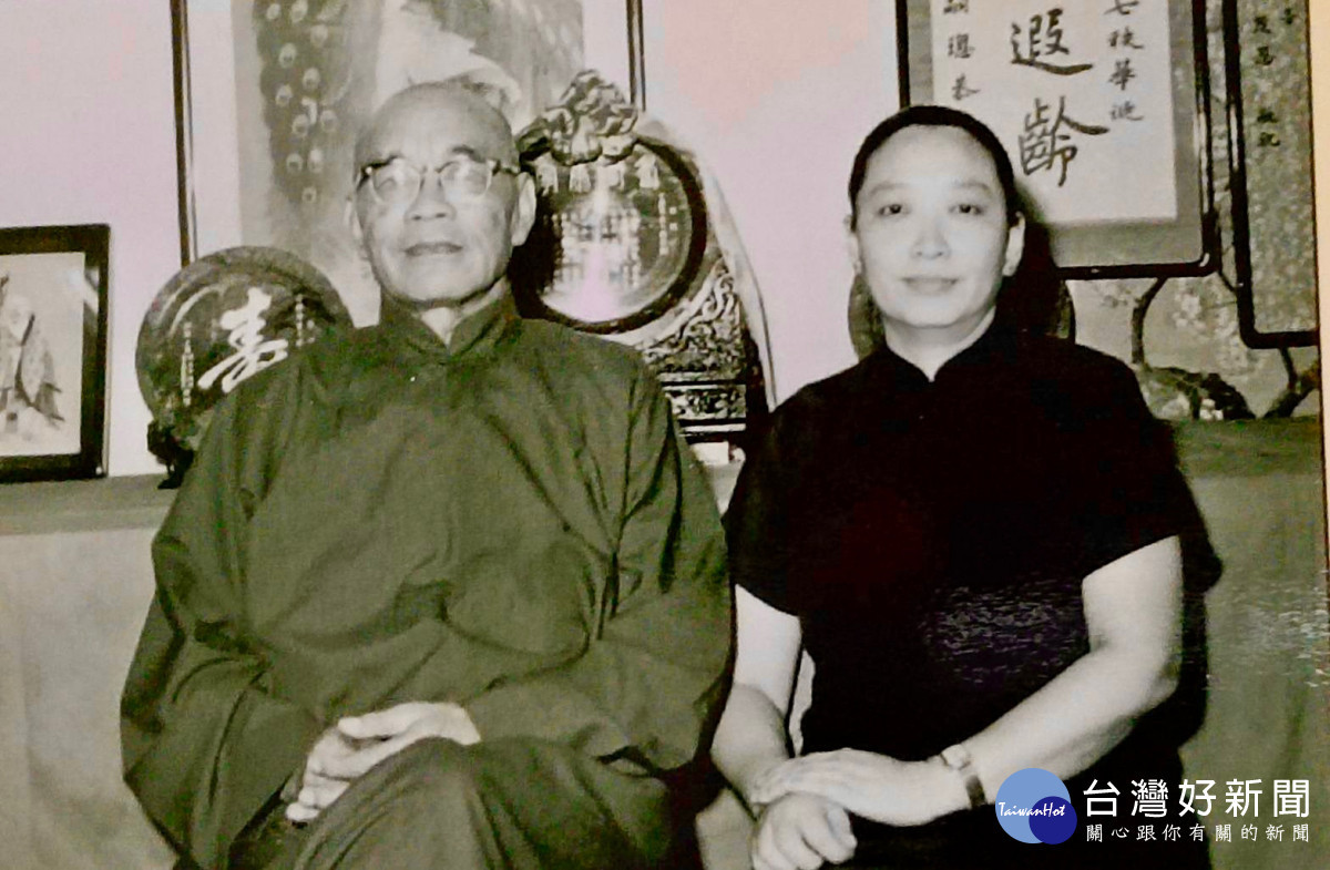 張體安將軍與夫人趙蘭花伉儷,於真北平餐館內合影。