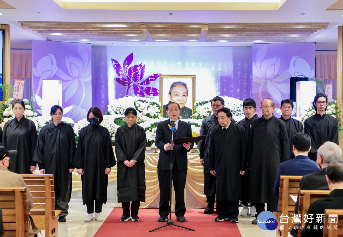 前國策顧問暨教育部的吳清基部長(中),擔任趙蘭花老夫人治喪委員會的榮譽主任委員,於告別式中誦讀追思行狀。