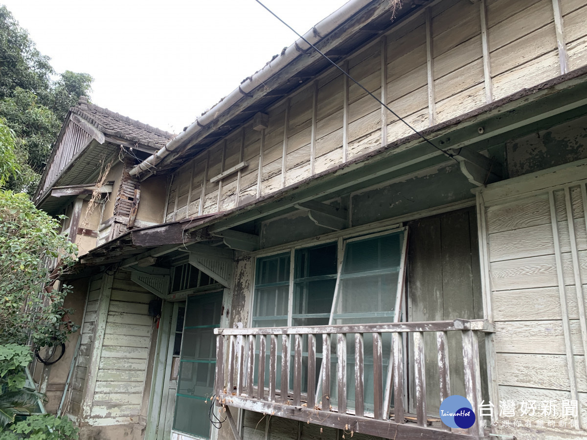 原彰化郡(公有)宿舍群屋架損壞現況。圖/記者鄧富珍攝