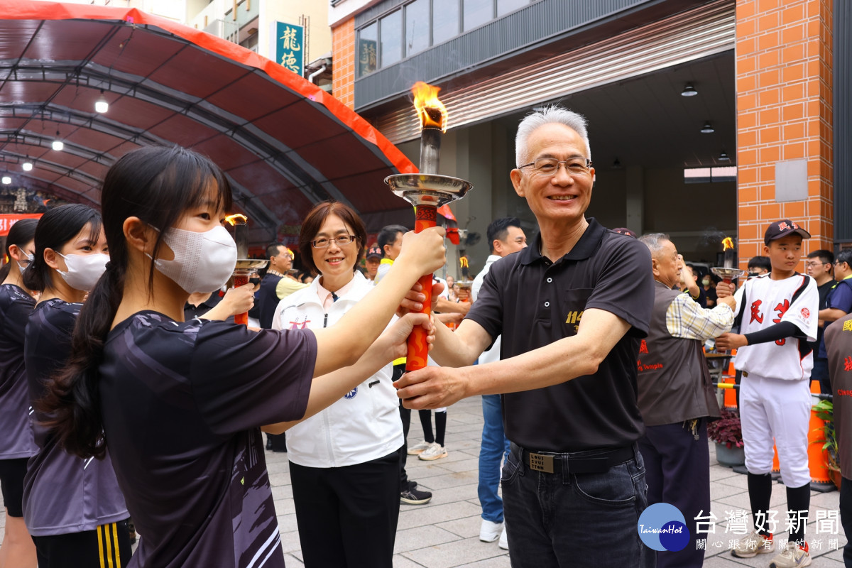 114嘉義市運動會今天在嘉邑城隍廟舉行聖火引燃典禮暨傳遞活動／嘉義市府提供