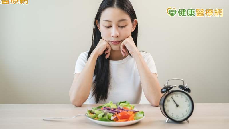吃4類藥又想採「間歇性斷食」要注意!可影響藥物吸收 還會傷胃