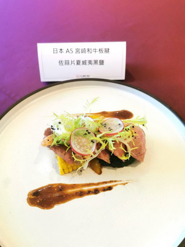 日本A5 宮崎和牛板腱佐蒜片夏威夷黑鹽。