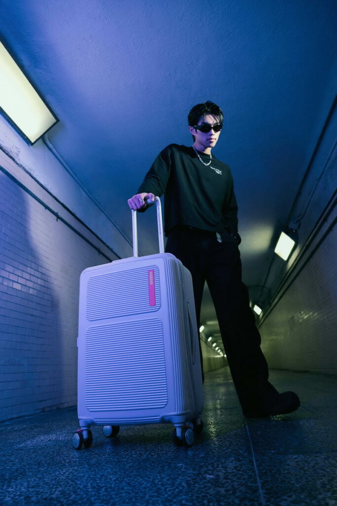 2025春夏旅遊新ICON！賽博龐克與安靜奢華的旅遊風格