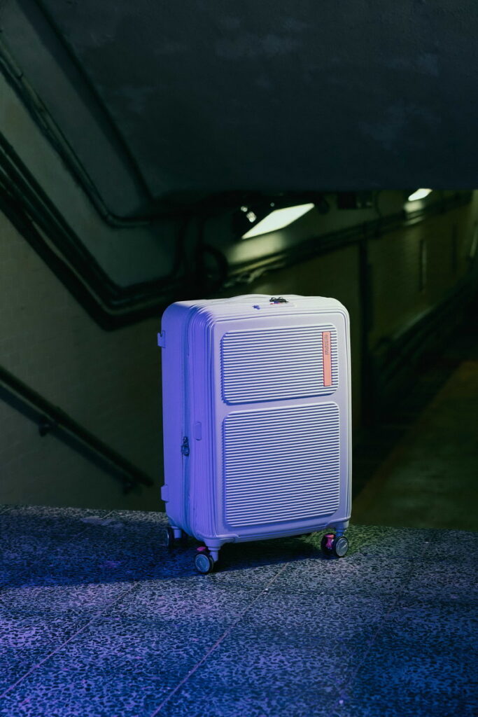 American Tourister MAXIVO旅行箱本季主打淺灰色正是這場時尚革命的必備單品