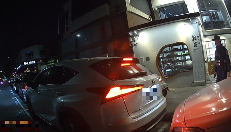 ▲圖說:Lexus駕駛擔心碰撞後方Benz車輛而不敢移動,員警在旁耐心指揮,助男子駛離停車格 (圖/台中市政府 提供)