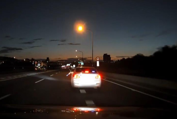 【有片】國道上從車窗伸指揮棒 男假冒警察攔車控他人超速 62 rfsadsad