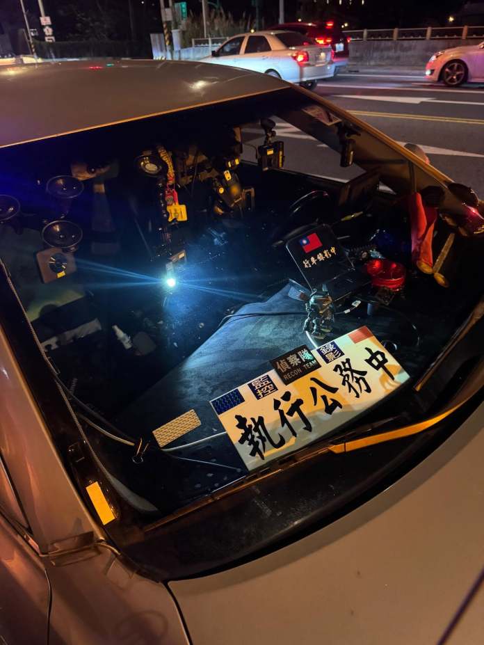 【有片】國道上從車窗伸指揮棒 男假冒警察攔車控他人超速 63 threadsdownloader.com 0eeba0