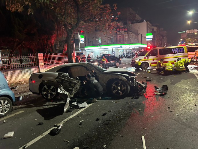 【有片】左轉遭直行車高速衝撞驚悚畫面曝 47歲男送醫搶救仍不治 65 S 23142853