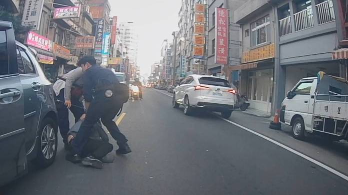 【有片】酒駕還吸毒!男子撞車逃逸超ㄎㄧㄤ遭警壓制逮捕 61 2092861 0