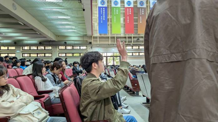 中原大學攜手台積電 企業徵才說明會助學子接軌產業 82 03 為能強化學生畢業前就業準備,中原大學自3月啟動一連串徵才活動,協助接軌未來職場