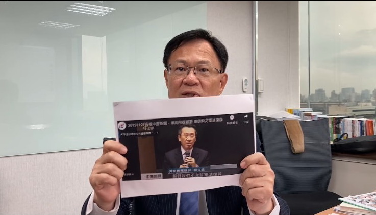 張啟楷拿出當年推動復除軍事審判的人權律師顧立雄相片,質問現任國防部長顧立雄是否同意軍法復辟?(圖/張啟楷國會辦公室)