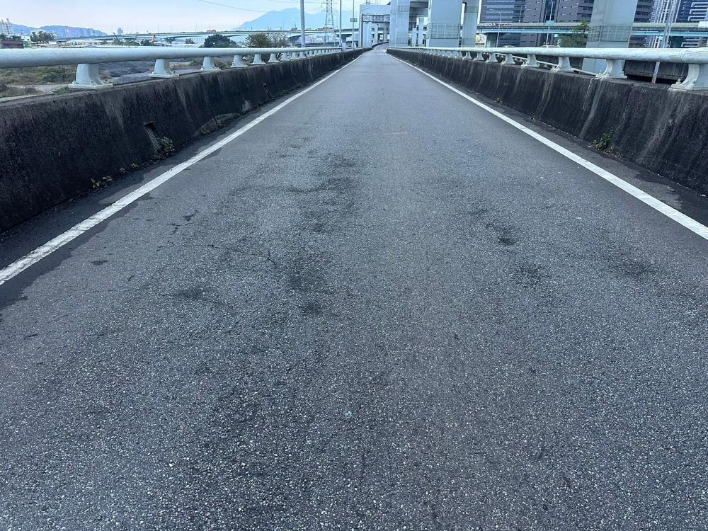 《圖說》新北市養工處為改善泰山區台一線高架(民生路至泰山捷運站)道路鋪面品質,將於3月14至16日每天晚間10時至隔天清晨6時,辦理道路銑鋪工程。〈工務局提供〉