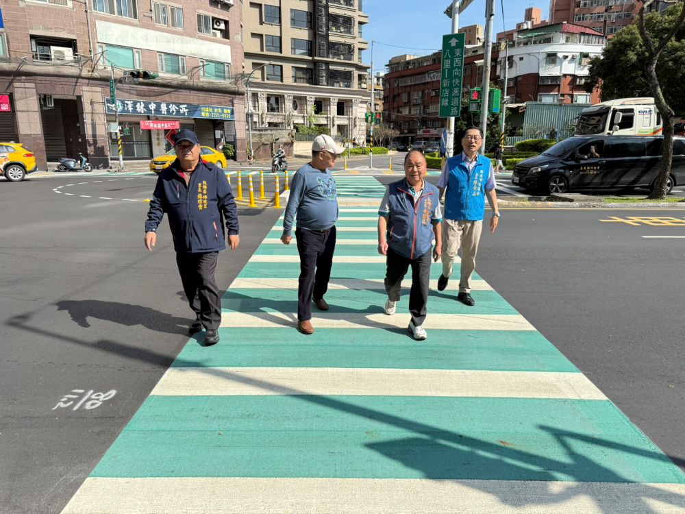 《圖說》板橋區公所改善易肇事路口,創造優質無障礙環境,區長陳奇正〈右一〉偕同里長實地勘察。〈板橋區公所提供〉