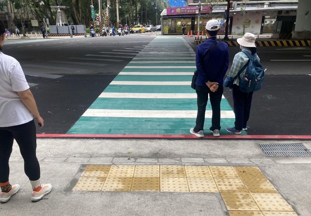 《圖說》民生路一段與長安街路口退縮行穿線,提升行人安全性。〈板橋區公所提供〉