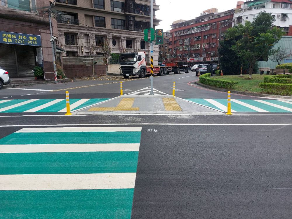 《圖說》莊敬路與萬板路路口新設人行庇護島,行走更安全。〈板橋區公所提供〉