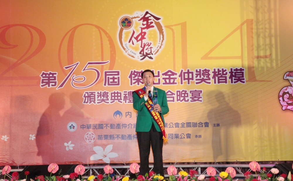 ▲亞灣區房仲賞哥不僅在台北市有9年的房仲直營店經歷,回到高雄後更是深耕本地市場近11年,致力於為客戶提供最佳服務。(圖/業者提供)