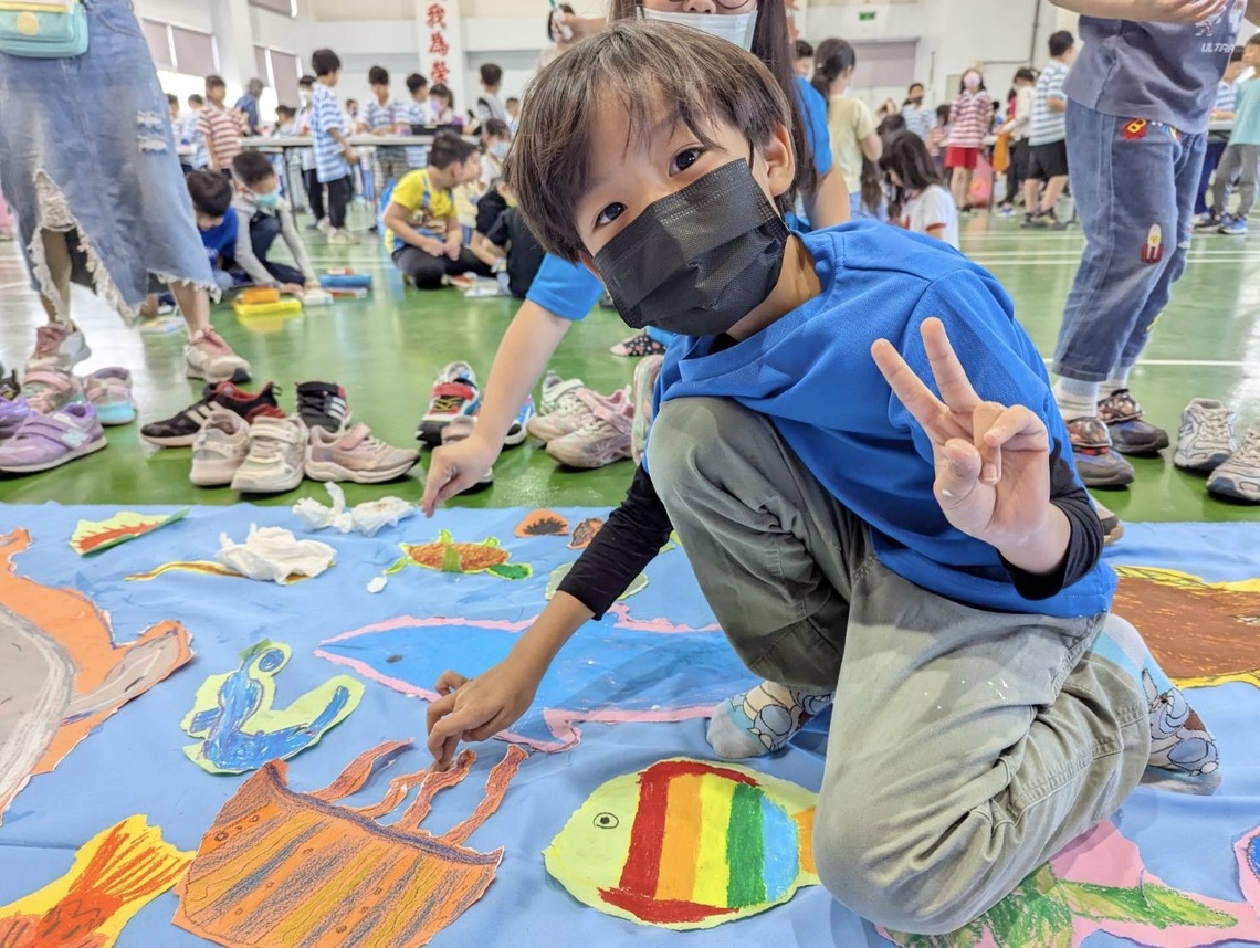 博愛國小海洋守護出任務 學生設計大型「故事拼貼畫」