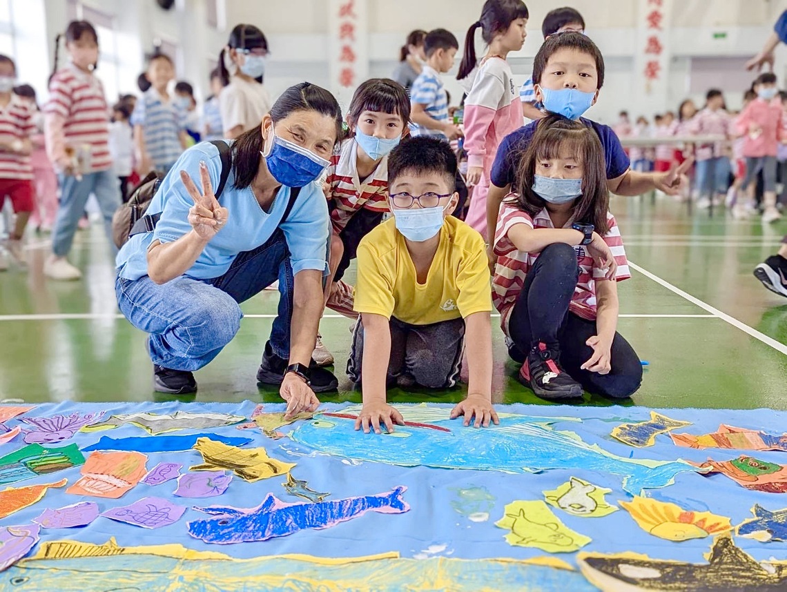 博愛國小海洋守護出任務 學生設計大型「故事拼貼畫」