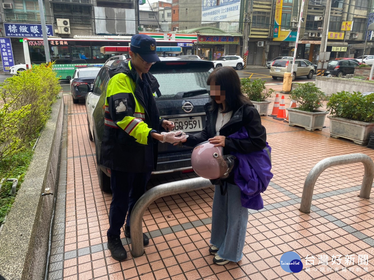 員警的協助將鑰匙打撈上來,讓婦人能順利去上班。
