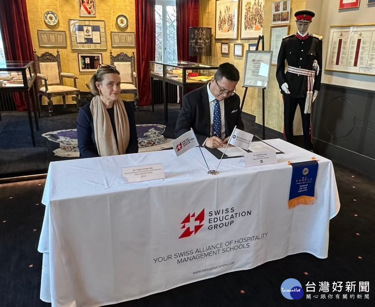 國立暨南國際大學副校長曾永平（右）與瑞士教育集團代表簽署雙聯學位合約。（暨大提供）