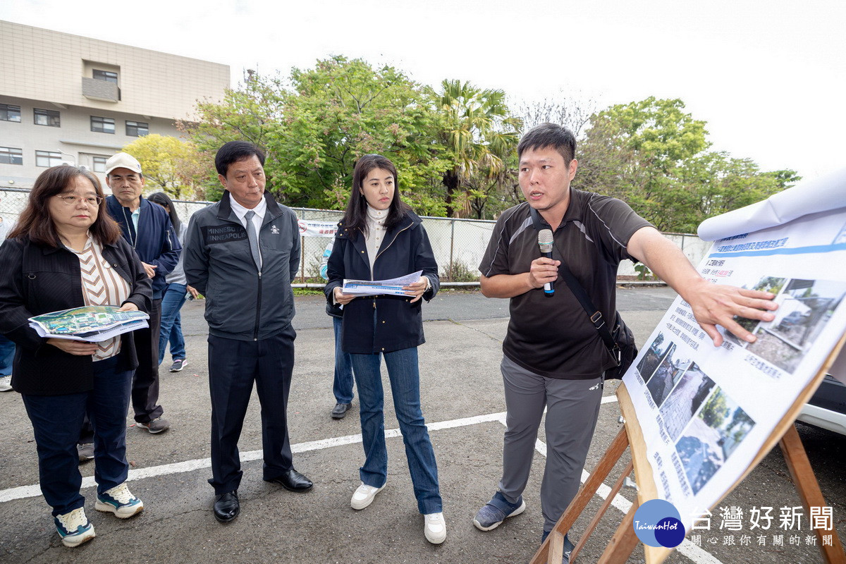簡鎮長（左二）上午陪同許縣長會勘草屯公園遊憩品質。（縣府提供）