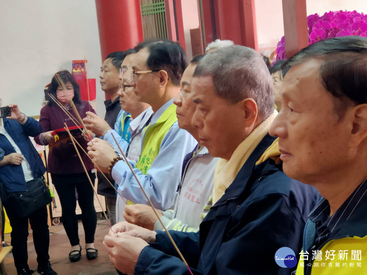 威惠宮管理人林世賢市長跪拜並獻上為開漳聖王祝壽的文疏。圖/記者鄧富珍攝