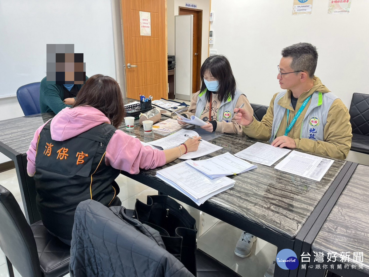 桃市府消保官查核住宅轉租契約書。