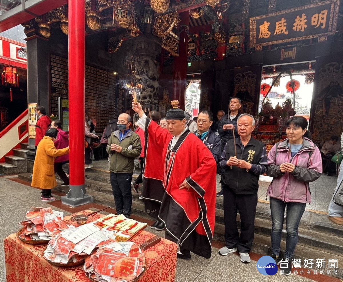 法師進行誦經祈福儀式。