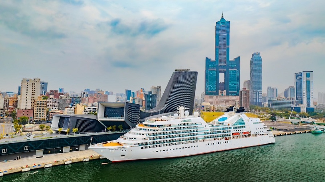 璽寶郵輪探險號首航高雄港 450名外國旅客到訪港都共度白色情人節