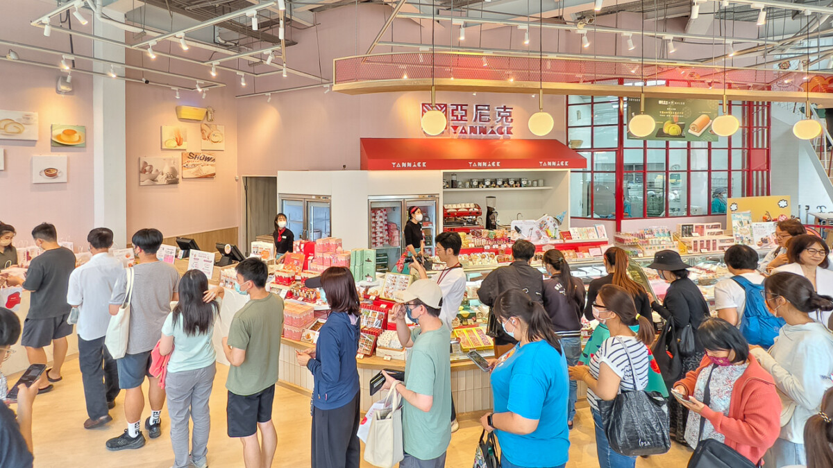 ▲亞尼克高雄華夏旗艦店今天改裝開幕，祭出「百元生乳捲」連三天熱力開搶活動。（圖/記者黃淑貞攝）