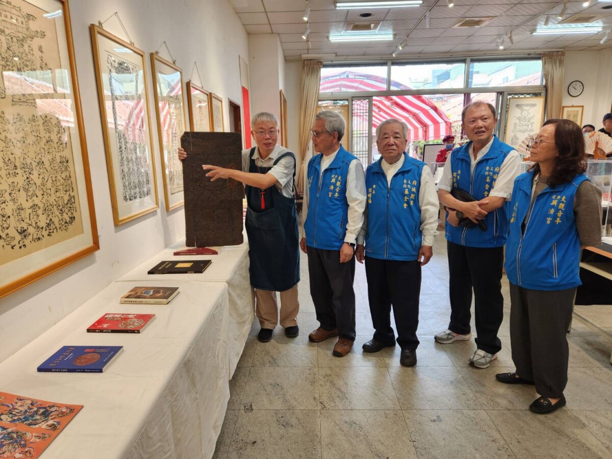 ▲楊永智老師（左）帶領參觀其30年來蒐集、研究的108件珍貴古印版、復刻版及新舊印本。（圖／記者陳彥霖攝2025.03.14）