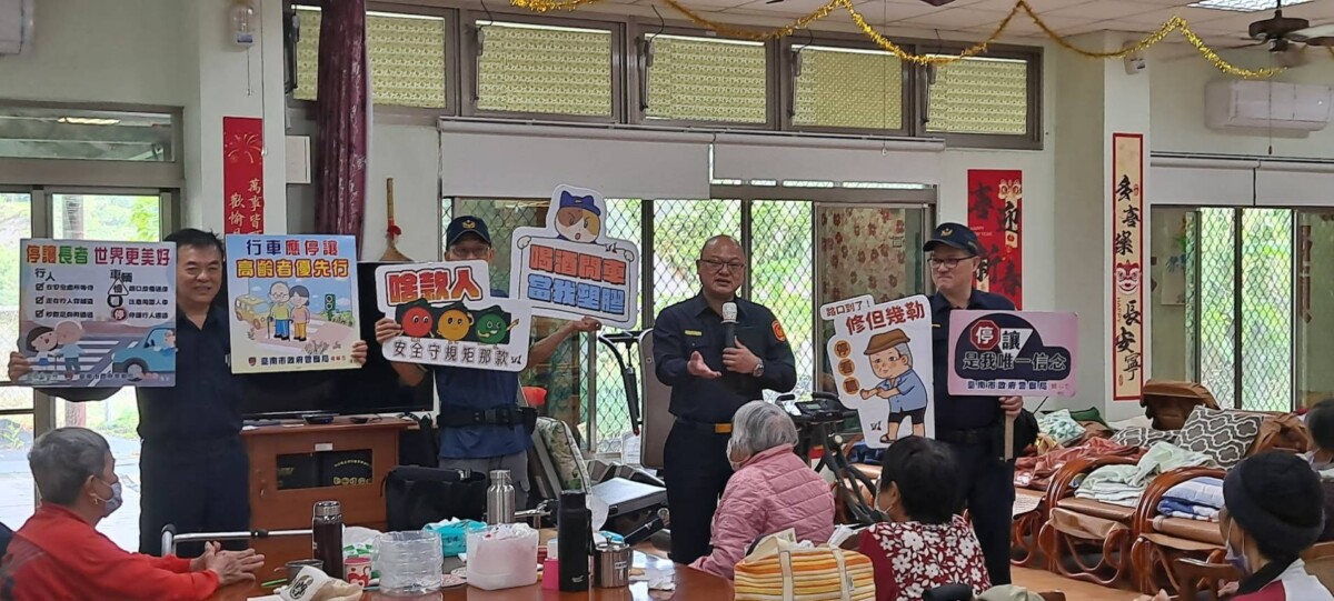 ▲玉井分局防制銀髮族(高齡者)交通事故及防詐宣導。(圖/記者陳彥霖翻攝)