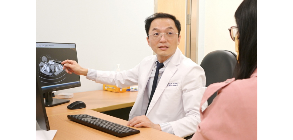 近八旬老翁下面「鼓一包」腹痛求醫 竟是罕見雙疝氣 高醫岡山醫院7小時精準腹腔鏡手術防堵保命