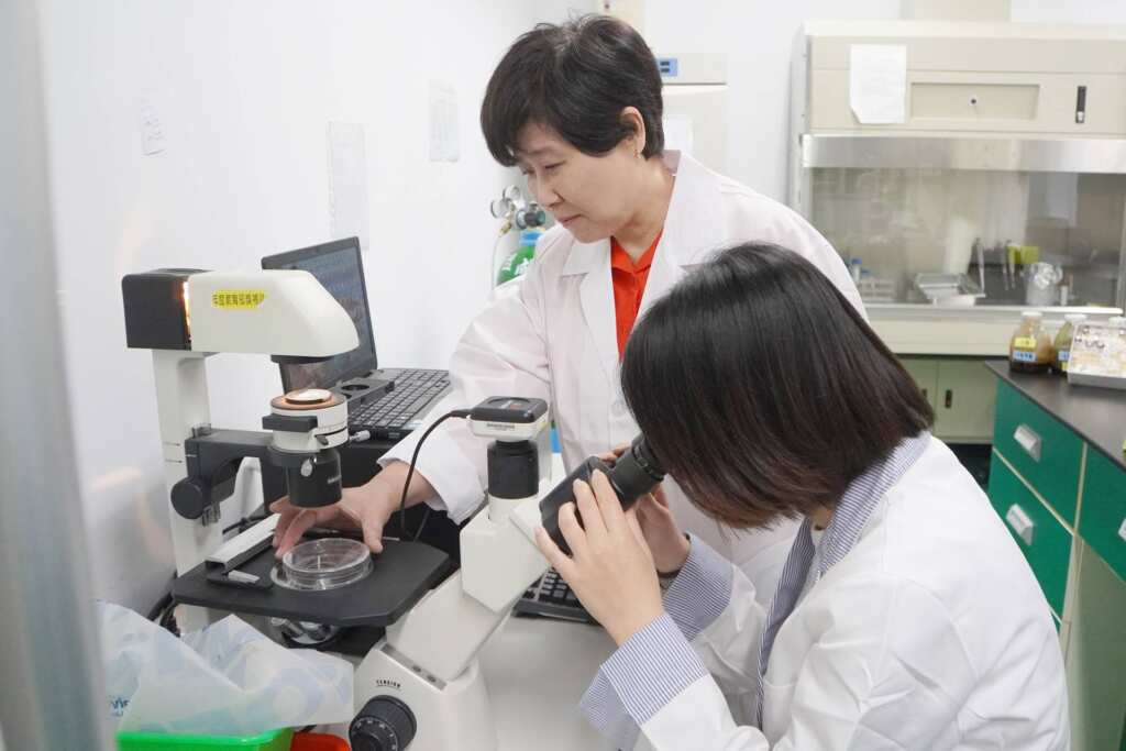 ▲大葉大學藥保系宋祖瑩老師(後)指導張瑞瑜同學(前)做實驗。（記者林明佑翻攝）