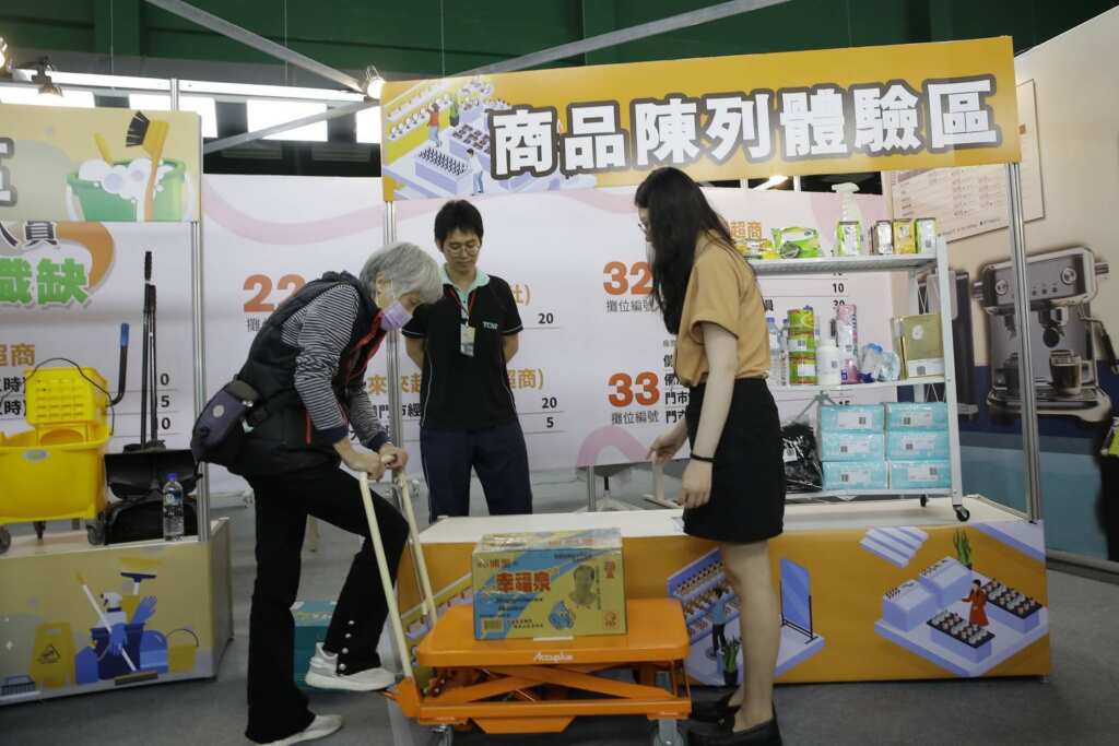 ▲「職務再設計專區」的一日職務達人體驗活動也深受45⁺求職者喜愛，針對中高齡擔心的體能問題提出解方，體驗操作補貨升降台車。（中彰投分署提供）