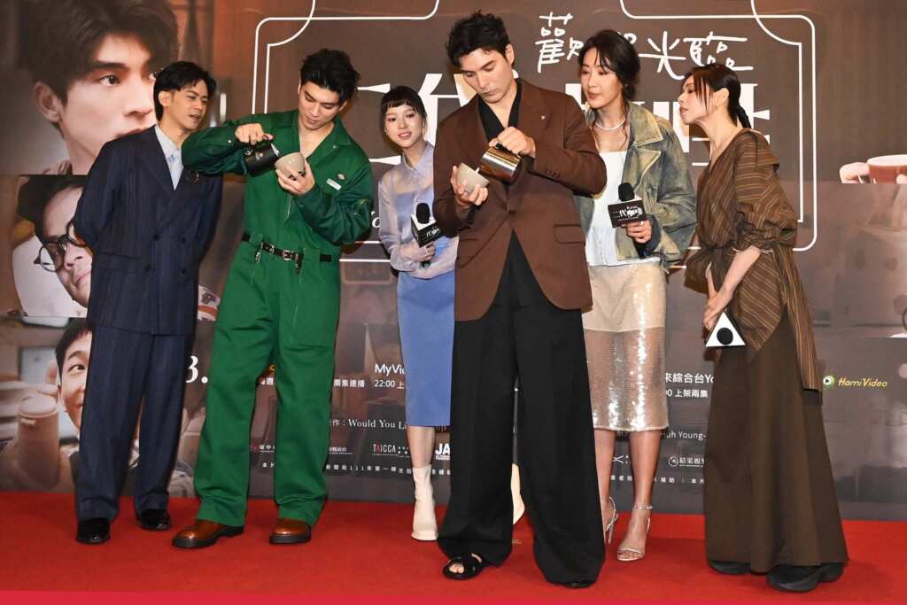 ▲鳳小岳、林哲熹首度合作，劇中飾演師徒關係，兩人為戲努力學習製作咖啡的各項技巧，今適逢白色情人節，師徒二人在現場親手做「咖啡拉花」一較高下。（記者張玉泰攝）