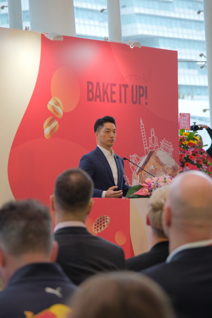 台北市長蔣萬安為城市麵包大賽選手加油