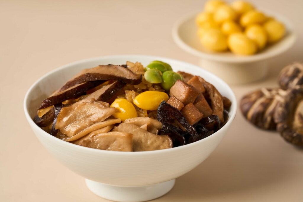 初見禮盒提供葷食(左)、素食(右)選擇,無防腐劑經典傳統油飯,頂級食材美味又健康。圖/舊振南提供